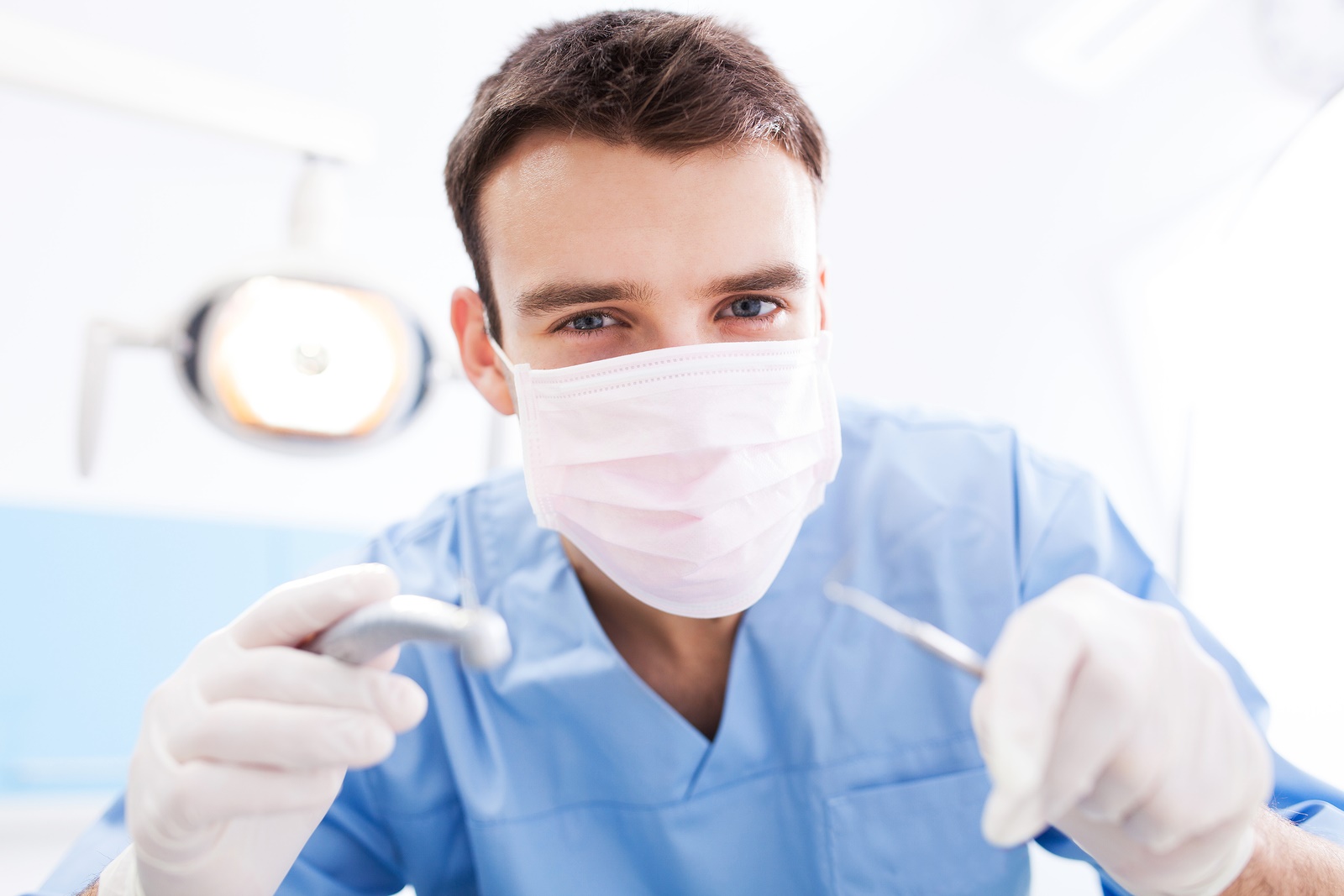 Неопытность врача - причина боли в зубах после лечения пульпита